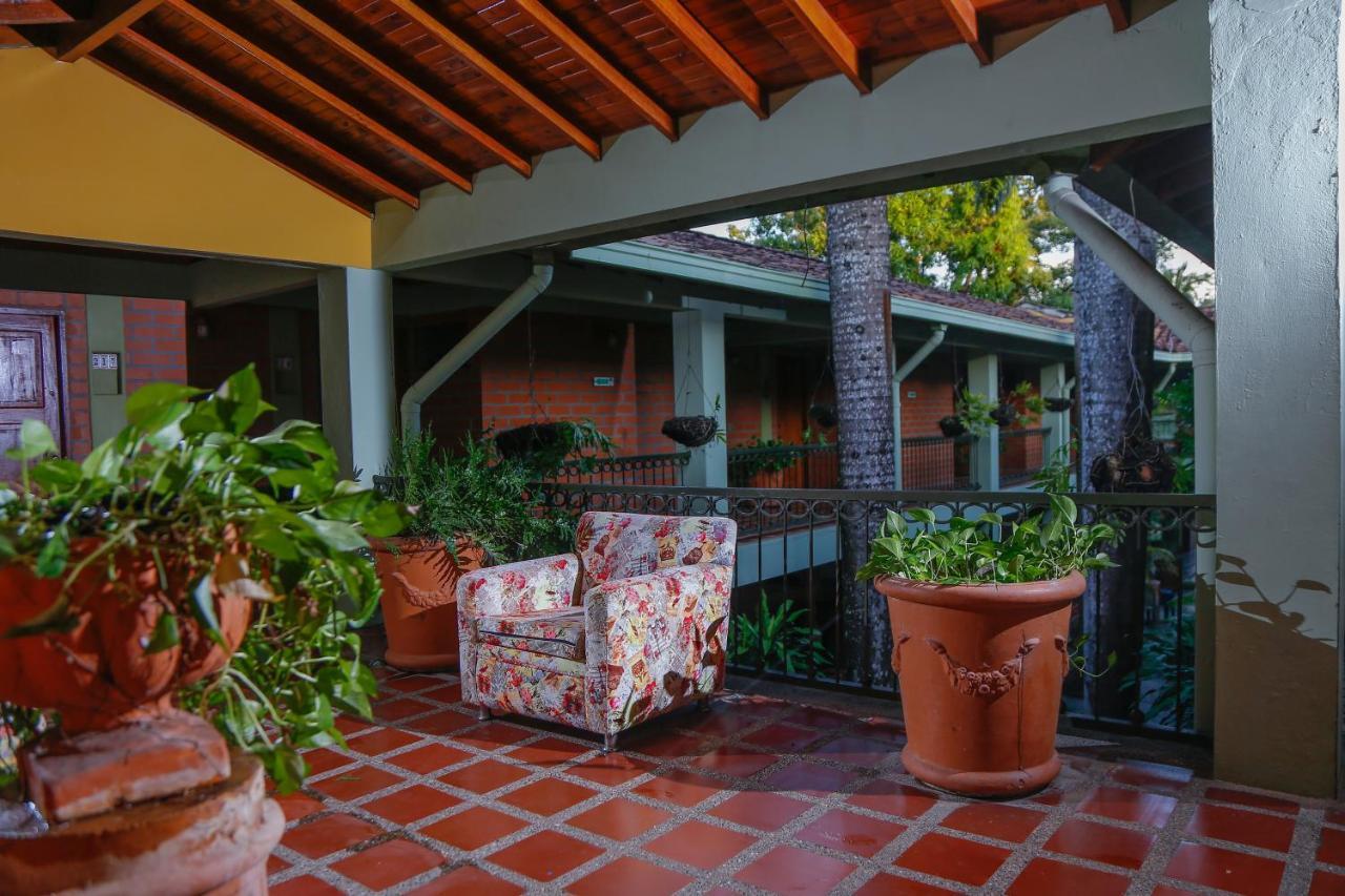 Hotel Y Restaurante Meson Del Gitano Caucasia Bagian luar foto