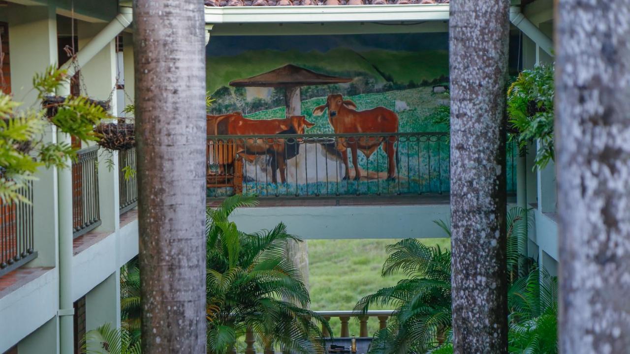 Hotel Y Restaurante Meson Del Gitano Caucasia Bagian luar foto